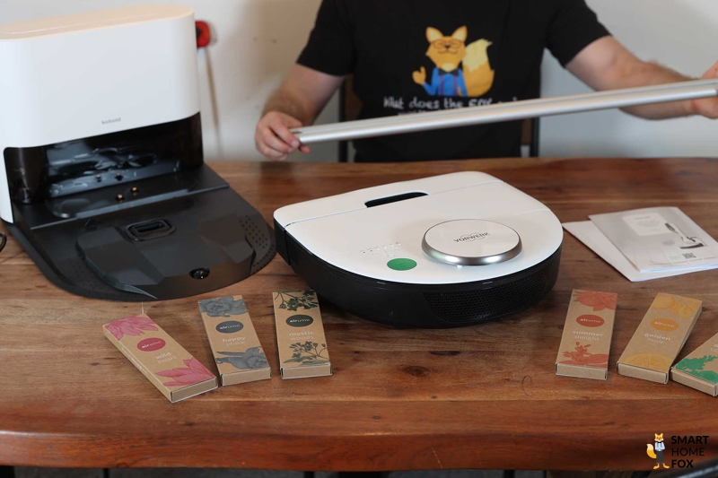 Der gesamte Lieferumfang des Vorwerk Kobold VR7 inkl. Absaugstation steht auf dem Tisch.